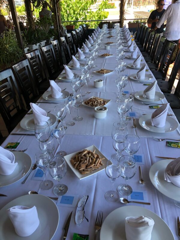 mesa grande para cena de empresa en Blau Marí Comarruga el Vendrell