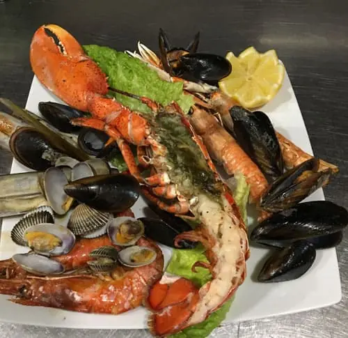 Mariscada de pescado en el puerto de Torredembarra