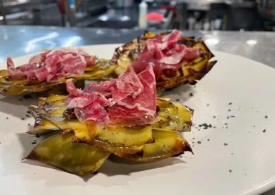 Alcachofas a la brasa con jamón ibérico (2)