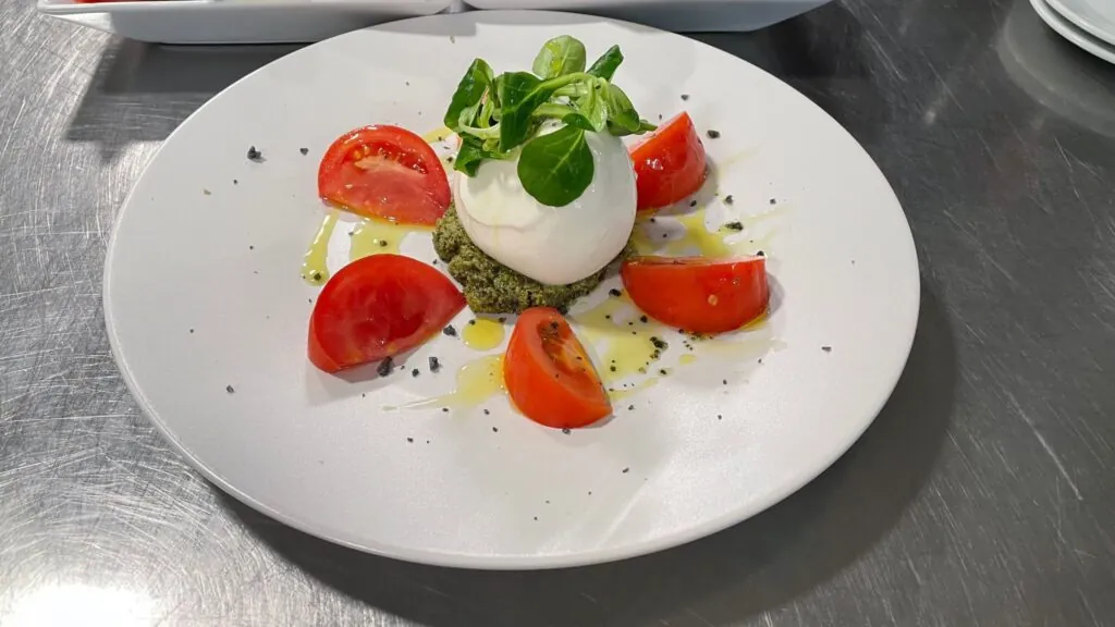 Burrata con tomate y pesto restaurante en Comarruga Vendrell Tarragona