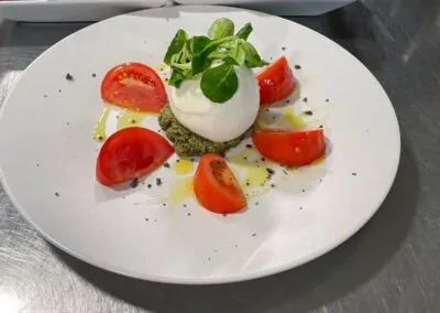 Burrata con tomate y pesto restaurante en Comarruga Vendrell Tarragona